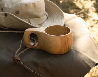 Kuksa Holztasse aus Gummibaumholz – Skandinavischer Trinkbecher für Camping & Bushcraft | Outdoor Holzbecher mit Leinensäckchen