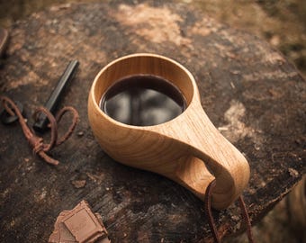 Hölzerne Kuksa, Skandinavische Holztasse mit Lederband, Campingbecher, Kaffeetasse, Trinkgefäß, Glühweinbecher, nordischer Trinkbecher