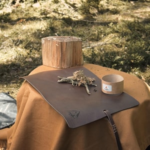 Robuste Büffelleder-Matte Universalmatte zum Feuermachen, als Sitzkissen, zum Schnitzen, Untersetzer handgenäht mit Bienenwachs imprägniert