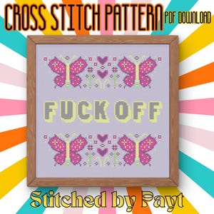Peut inclure: Motif de point de croix avec le texte "FUCK OFF" en gris et jaune, encadré dans un cadre en bois. Le motif comprend des papillons roses et des éléments décoratifs. Les mots "CROSS STITCH PATTERN PDF DOWNLOAD" et "Stitched by Payt" sont également visibles.