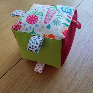 Puede incluir: Una taza de cerámica blanca con un asa negra y el texto "But First, Coffee" en negro, con una fuente de estilo manuscrito. La taza está sobre una superficie blanca.