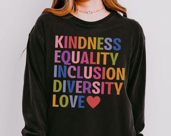 Vriendelijkheid Gelijkheid Inclusie Diversiteit Liefde Lange mouw Comfort Kleuren T-shirt, liberaal links progressief democraat feministisch mensenrechtenshirt