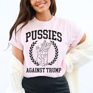 Camiseta de colores cómodos de gatitos divertidos contra Trump, camiseta de activista liberal amante de los gatos, que se joda Trump, agárrenlo según el código penal, mujer de los gatos sin hijos