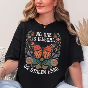 Comfortkleuren No One Is Illegal On Stolen Land T-shirt, liberaal linkse sociale rechtvaardigheid Mensenrechten immigratieactivist, antiracisme anti-troef
