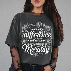 We hebben niet langer een verschil in politieke mening We hebben een verschil in moraliteit Comfort Kleuren T-shirt, Anti Trump MAGA, Abolish ICE