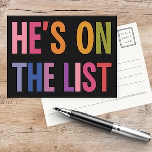 Può includere: Una tazza di ceramica bianca con manico nero e la scritta "But First, Coffee" in grassetto nero. La tazza è piena di un liquido scuro, probabilmente caffè, e poggia su una superficie chiara.