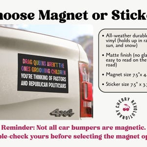 Op de afbeelding: Een zwarte magneet of sticker met de tekst "DRAG QUEENS AREN'T THE ONES GROOMING CHILDREN YOU'RE THINKING OF PASTORS AND REPUBLICAN POLITICIANS" in kleurrijke letters. De magneet is 19,05 cm x 11,43 cm, en de sticker is 19,05 cm x 9,53 cm.