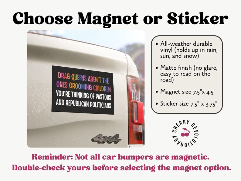 Op de afbeelding: Een zwarte magneet of sticker met de tekst "DRAG QUEENS AREN'T THE ONES GROOMING CHILDREN YOU'RE THINKING OF PASTORS AND REPUBLICAN POLITICIANS" in kleurrijke letters. De magneet is 19,05 cm x 11,43 cm, en de sticker is 19,05 cm x 9,53 cm.