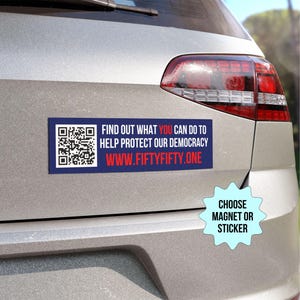 Peut inclure: Un aimant de voiture bleu et blanc avec un code QR et le texte "FIND OUT WHAT YOU CAN DO TO HELP PROTECT OUR DEMOCRACY WWW.FIFTYFIFTY.ONE". Un autocollant en forme d'étoile bleue avec le texte "CHOOSE MAGNET OR STICKER" est sur le pare-chocs de la voiture.