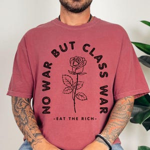 Komfortfarben kein Krieg aber Klassenkrieg T-Shirt, Essen die Reichen, Scheiß Kapitalismus, linker marxistischer sozialistischer, demokratischer Sozialismus, Aktivismus Bekleidung