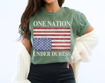 En nation under tvång Komfortfärger T-shirt, upp och ner amerikansk flagga T-shirt, Anti-Trump, Progressiv Liberal Vänster, Skydda demokratin