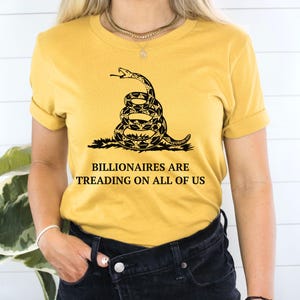 Miljardärer trampar på oss alla T-shirt, arbetarklassens krigsmedvetande T-shirt, Ät de rika, knulla kapitalismen, vänsterhögern förenar aktivist