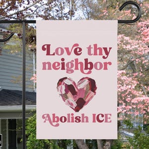 Älska din granne, avskaffa ICE, alla hjärtans dag-flagga för trädgårdsträdgård, anti-Trump-dekor i februari, skydda invandrare, utvisa rasister 12'' × 18''