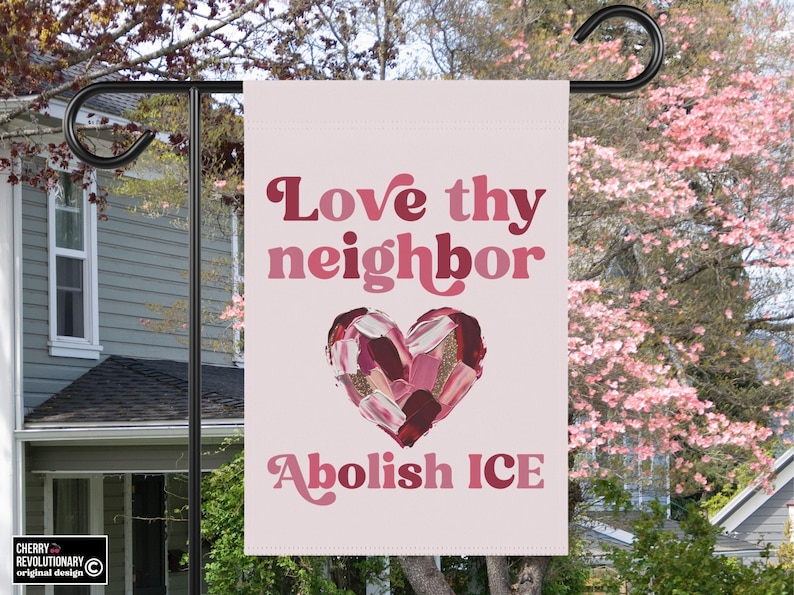 Älska din granne, avskaffa ICE, alla hjärtans dag-flagga för trädgårdsträdgård, anti-Trump-dekor i februari, skydda invandrare, utvisa rasister 12'' × 18''