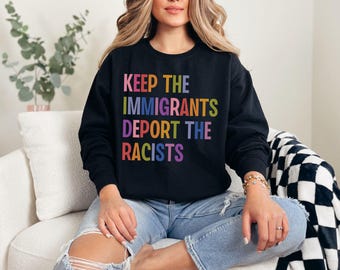 Mantengamos a los inmigrantes, deportemos a los racistas, sudadera anti Trump MAGA, liberal antirracista de izquierda, pro inmigración, justicia social, derechos humanos