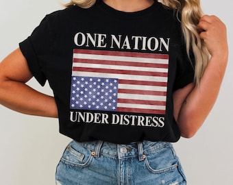 En nation under nöd Komfortfärger T-shirt, upp och ner amerikansk flagga T-shirt, Anti-Trump, Progressiv Liberal Vänster, Skydda demokratin