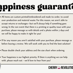 Op de afbeelding: Cr&egrave;mekleurige afbeelding met de woorden "happiness guarantee" in een vet, zwart lettertype. De tekst legt het beleid van de winkel uit over retourneren, ruilen en klanttevredenheid, met een grijze hartafbeelding in de linkerbenedenhoek.