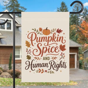 Könnte beinhalten: Eine rechteckige Gartenflagge mit cremefarbenem Hintergrund und dem Schriftzug "Pumpkin Spice AND Human Rights" in brauner und orangefarbener Schrift, verziert mit Illustrationen eines Kürbisses, Herbstblättern und kleinen Beeren.