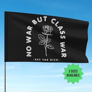 Puede incluir: Bandera negra con texto blanco que dice "No War But Class War -Eat The Rich-" y un contorno blanco de una rosa.