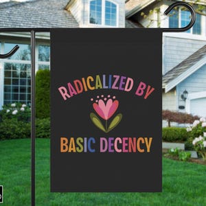 Pode incluir: Um conjunto de três canecas de cerâmica com acabamento fosco e salpicado. As canecas são em tons de creme, castanho claro e castanho escuro. Cada caneca tem um design simples e minimalista.