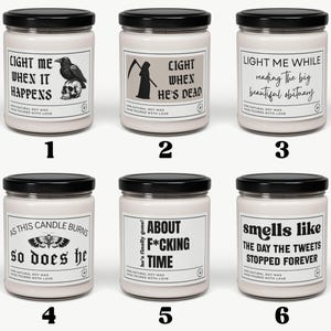 K&ouml;nnte beinhalten: Sechs wei&szlig;e Sojawachskerzen mit schwarzen Deckeln und Etiketten mit humorvollen Phrasen und Grafiken. Die Etiketten enthalten S&auml;tze wie "Light Me When It Happens" und "Smells Like The Day The Tweets Stopped Forever."