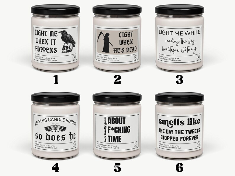 K&ouml;nnte beinhalten: Sechs wei&szlig;e Sojawachskerzen mit schwarzen Deckeln und Etiketten mit humorvollen Phrasen und Grafiken. Die Etiketten enthalten S&auml;tze wie "Light Me When It Happens" und "Smells Like The Day The Tweets Stopped Forever."