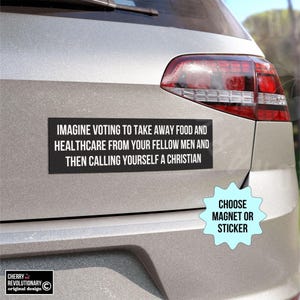 Pode incluir: Um ímã retangular preto ou adesivo em um para-choque de carro prateado. O texto diz: "IMAGINE VOTAR PARA TIRAR COMIDA E CUIDADOS DE SAÚDE DE SEUS SEMELHANTES E DEPOIS SE CHAMAR DE CRISTÃO". Um gráfico de explosão estelar azul claro diz "ESCOLHA ÍMÃ OU ADESIVO".