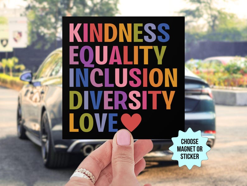 Op de afbeelding: Een zwarte vierkante magneet of sticker met de woorden "KINDNESS EQUALITY INCLUSION DIVERSITY LOVE" in regenboogkleuren. Een rood hart bevindt zich onder het woord "LOVE". De tekst "CHOOSE MAGNET OR STICKER" staat op een blauwe ster.
