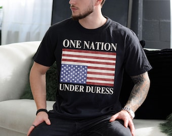 En nation under tvång Komfortfärger T-shirt, upp och ner amerikansk flagga T-shirt, Anti-Trump, Progressiv Liberal Vänster, Skydda demokratin