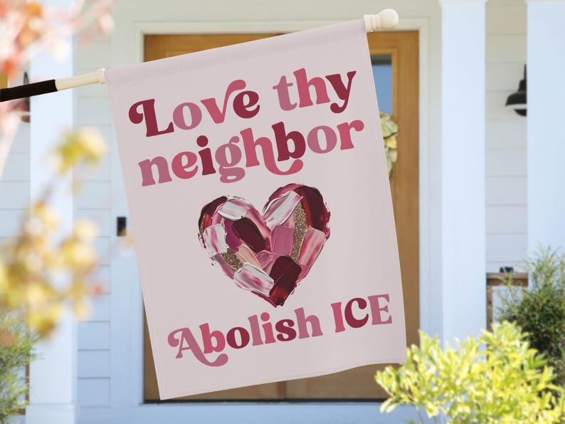 Älska din granne, avskaffa ICE, alla hjärtans dag-flagga för trädgårdsträdgård, anti-Trump-dekor i februari, skydda invandrare, utvisa rasister 24.5'' × 32''