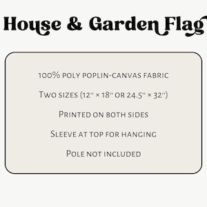 Puede incluir: Un letrero rectangular beige con esquinas redondeadas, con el texto "House & Garden Flag" en negrita, en negro. El letrero detalla el material de la bandera, los tama&ntilde;os (30.5cm x 45.7cm o 62.2cm x 81.3cm), la impresi&oacute;n y el m&eacute;todo para colgarla. El m&aacute;stil no est&aacute; incluido.