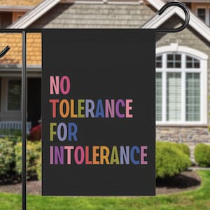 Könnte beinhalten: Eine schwarze Gartenflagge mit dem Text "NO TOLERANCE FOR INTOLERANCE" in Regenbogenfarben.
