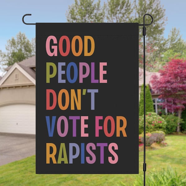 Pessoas boas não votam em estupradores. Bandeira de jardim anti-Trump, presente feminista liberal de esquerda anti-MAGA, Trump é um estuprador, placa de jardim ativista.