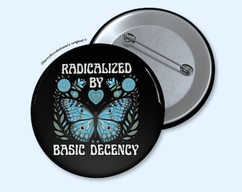 Radikalisiert durch grundlegenden Anstandsknopf, freiheitliche Linke, Empathie, soziale Gerechtigkeit, Einwanderungsaktivist, Geschenk, Anti-Trumpf-Protest-Anstecknadel
