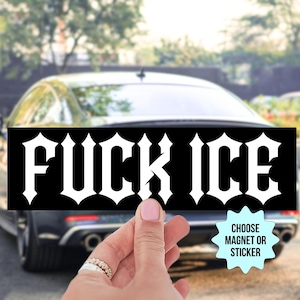 Puede incluir: Adhesivo o im&aacute;n rectangular negro con las palabras "FUCK ICE" en letras g&oacute;ticas blancas y en negrita. El fondo muestra un coche y una mano sosteniendo el adhesivo. Tambi&eacute;n se ve el texto "CHOOSE MAGNET OR STICKER".