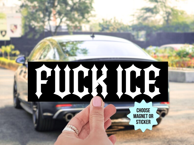Puede incluir: Adhesivo o im&aacute;n rectangular negro con las palabras "FUCK ICE" en letras g&oacute;ticas blancas y en negrita. El fondo muestra un coche y una mano sosteniendo el adhesivo. Tambi&eacute;n se ve el texto "CHOOSE MAGNET OR STICKER".
