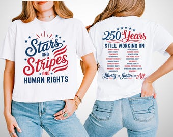 星条旗と人権をテーマにしたボックス型クロップド丈コンフォートカラーズTシャツ、「アメリカは250年経ってもなお社会正義に取り組んでいる」