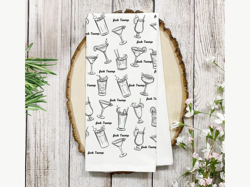 Torchon en coton subtil anti-atout, cadeau pour militant des droits humains, politique libérale de gauche progressiste, justice sociale, cocktails Fuck Trump image 1
