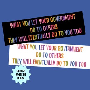 Puede incluir: Dos pegatinas rectangulares con el texto "WHAT YOU LET YOUR GOVERNMENT DO TO OTHERS THEY WILL EVENTUALLY DO TO YOU TOO" en letras coloridas. Una pegatina es negra, la otra blanca. Una estrella fugaz azul claro dice "CHOOSE WHITE OR BLACK".