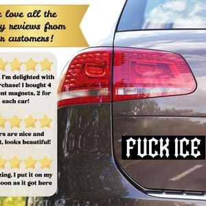 Puede incluir: Una pegatina rectangular negra con el texto blanco "FUCK ICE" en una fuente g&oacute;tica est&aacute; adherida a la parte trasera de un coche marr&oacute;n. El piloto trasero del coche es visible. Se muestran rese&ntilde;as de clientes.