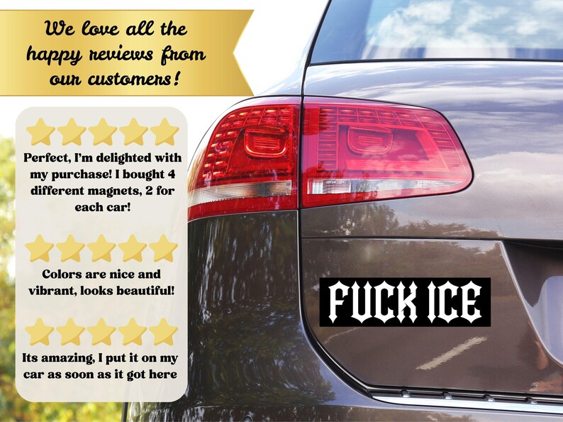 Puede incluir: Una pegatina rectangular negra con el texto blanco "FUCK ICE" en una fuente g&oacute;tica est&aacute; adherida a la parte trasera de un coche marr&oacute;n. El piloto trasero del coche es visible. Se muestran rese&ntilde;as de clientes.