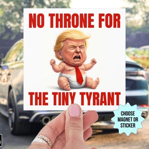 Może przedstawiać: Kwadratowy magnes lub naklejka z czerwonym napisem "NO THRONE FOR THE TINY TYRANT". Obraz przedstawia kreskówkowe dziecko z blond włosami, czerwoną krawatem i pieluchą, płaczące. Tło jest rozmyte.