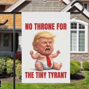 Może przedstawiać: Biała flaga ogrodowa z napisem "NO THRONE FOR THE TINY TYRANT" i kreskówkową ilustracją dziecka z blond włosami, czerwoną krawatem i pieluchą. Flaga wisi na czarnym metalowym stojaku.