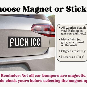 Puede incluir: Un im&aacute;n o pegatina en blanco y negro con el texto "FUCK ICE" en fuente g&oacute;tica, exhibido en un parachoques de coche. La imagen incluye detalles sobre los tama&ntilde;os del im&aacute;n y la pegatina, 25,4 cm x 7,6 cm y 27,9 cm x 7,6 cm respectivamente.