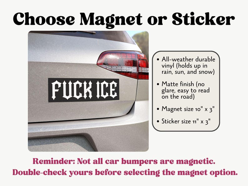 Puede incluir: Un im&aacute;n o pegatina en blanco y negro con el texto "FUCK ICE" en fuente g&oacute;tica, exhibido en un parachoques de coche. La imagen incluye detalles sobre los tama&ntilde;os del im&aacute;n y la pegatina, 25,4 cm x 7,6 cm y 27,9 cm x 7,6 cm respectivamente.