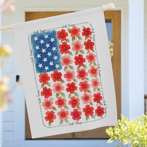 Könnte beinhalten: Eine weiße Gartenflagge mit einem Aquarelldesign der amerikanischen Flagge. Die Sterne der Flagge sind weiß, und die Streifen sind durch rote Blumen ersetzt. Die Flagge hat die Worte "fuck Trump" um den Rand geschrieben.