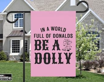 In einer Welt voller Donalds: Sei eine Dolly-Gartenflagge, liberale, linke, feministische Anti-Trump-Hausdekoration
