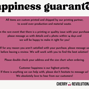 K&ouml;nnte beinhalten: Grafik mit den Worten "happiness guarantee" in einer verspielten Schriftart. Ein rosa Rechteck enth&auml;lt Text &uuml;ber individuellen Druck, Qualit&auml;tsprobleme und Kundenzufriedenheit. Das Logo von Cherry Revolutionary befindet sich unten.
