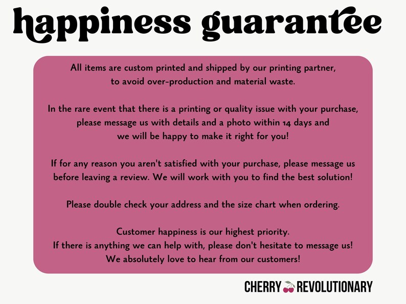K&ouml;nnte beinhalten: Grafik mit den Worten "happiness guarantee" in einer verspielten Schriftart. Ein rosa Rechteck enth&auml;lt Text &uuml;ber individuellen Druck, Qualit&auml;tsprobleme und Kundenzufriedenheit. Das Logo von Cherry Revolutionary befindet sich unten.