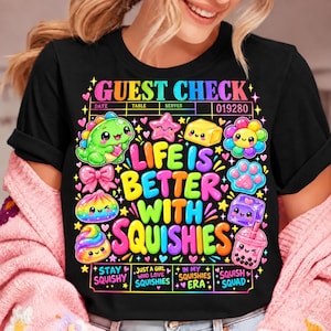 Puede incluir: Una camiseta negra con un gráfico colorido de una cuenta de restaurante con el texto "GUEST CHECK", "LIFE IS BETTER WITH SQUISHIES", "STAY SQUISHY", "JUST A GIRL WHO LOVE SQUISHIES", "IN MY SQUISHIES ERA" y "SQUISH SQUAD" junto a varios personajes lindos.